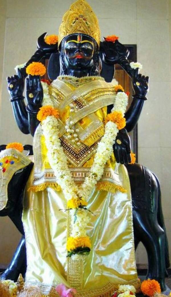 જે લોકો બાથરૂમ હંમેશા ગંદા રાખે છે તેમને પણ શનિદેવની સજા ભોગવવી પડે છે. ઉપયોગ કર્યા પછી બાથરૂમને બિલકુલ ગંદુ ન રાખવું જોઈએ. આ કારણે શનિદેવ જીવનની મુશ્કેલીઓમાં વધારો કરે છે.