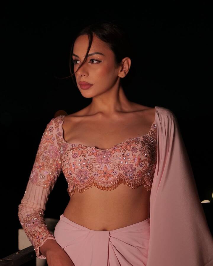 નિતિભા કૌલ ગ્લેમરસ અંદાજમાં ફોટોશૂટ કરાવી રહી છે. આ તસવીરોમાં તે ખૂબ જ સુંદર લાગી રહી છે.