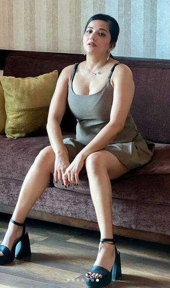 ਇਨ੍ਹਾਂ ਤਸਵੀਰਾਂ ਵਿੱਚ ਮੋਨਾਲੀਸਾ ਇੱਕ ਤੋਂ ਵਧ ਕੇ ਇੱਕ ਸਿਜ਼ਲਿੰਗ ਪੋਜ਼ ਦਿੰਦੀ ਨਜ਼ਰ ਆ ਰਹੀ ਹੈ।