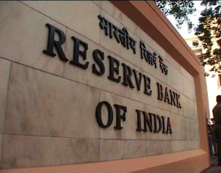 RBI-তরফে নির্দেশ দেওয়া হয়েছিল, সেই অনুয়ায়ী ব্যাঙ্কের গ্রাহকদের ২০২৩ সালের জানুয়ারিতে পর্যায়ক্রমে লকার চুক্তিতে স্বাক্ষর করতে বলা হয়েছিল। ওই কাজটির শেষ সময় এই বছরেই। নতুন লকার চুক্তি স্বাক্ষরের সময়সীমা ৩১ ডিসেম্বর, ২০২৩-এ শেষ হচ্ছে।