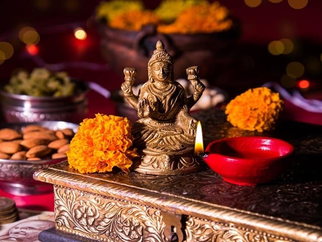 আপনি যদি চান যে আপনার বাড়িতে দেবী লক্ষ্মী অধিষ্ঠান করুক, তাহলে আপনার বাড়িতে নিয়মিত দেবী লক্ষ্মীর আরতি করা উচিত। আরতিতে দেব-দেবী শীঘ্রই প্রসন্ন হন। এই সমাধান ব্যবসা বৃদ্ধির জন্য খুবই কার্যকরী।
