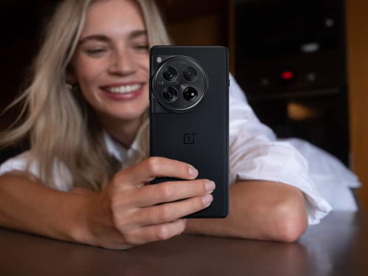चीनी स्मार्टफोन निर्माता कंपनी वनप्लस 5 दिसंबर को चीन में Oneplus 12 स्मार्टफोन को लॉन्च करेगी. इस फोन में 5000 एमएएच की बैटरी और 50 वॉट की वायरलेस चार्जिंग का सपोर्ट मिल सकता है. इसके अलावा इसमें आपको ट्रिपल कैमरा सेटअप मिलेगा.