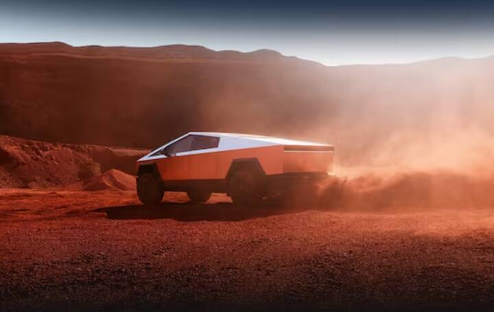 ਇਸ ਦਾ ਅੰਦਰੂਨੀ ਡਿਜ਼ਾਇਨ ਪਰੰਪਰਾਗਤ ਹੈ, ਪਰ ਇਸ ਦੇ ਉੱਪਰ ਕੱਚ ਦੀ ਪੂਰੀ ਛੱਤ ਦੇਖੀ ਜਾ ਸਕਦੀ ਹੈ। ਪੂਰੀ ਤਰ੍ਹਾਂ ਫਾਸਟ ਚਾਰਜਿੰਗ ਸਪੋਰਟ, ਫਰੰਟ 'ਚ 18.5 ਇੰਚ ਟੱਚਸਕ੍ਰੀਨ ਅਤੇ ਪਿਛਲੀ ਸੀਟ ਲਈ 9.4 ਇੰਚ ਟੱਚਸਕ੍ਰੀਨ ਦਿੱਤੀ ਗਈ ਹੈ। ਇਸ ਦੇ ਨਾਲ ਹੀ ਇਸ ਵਿੱਚ ਬਿਲਟ-ਇਨ HEPA ਫਿਲਟਰ ਅਤੇ 15 ਸਪੀਕਰ ਆਡੀਓ ਸਿਸਟਮ ਵੀ ਹੈ।