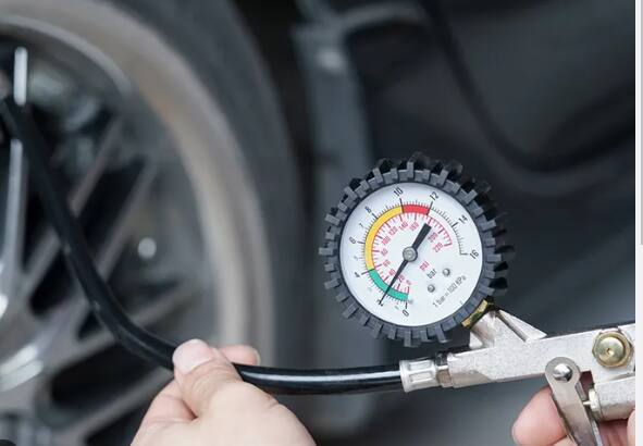 ਜ਼ਿਆਦਾਤਰ ਕਾਰ ਮਾਲਕ ਇਹ ਗ਼ਲਤੀ ਕਰਦੇ ਹਨ ਅਤੇ ਨਿਯਮਤ ਤੌਰ 'ਤੇ ਕਾਰ ਦੇ ਟਾਇਰਾਂ ਦੀ ਹਵਾ ਦੀ ਜਾਂਚ ਨਹੀਂ ਕਰਦੇ ਹਨ। ਹਵਾ ਘੱਟ ਜਾਂ ਵੱਧ ਹੋਣ 'ਤੇ ਵੀ ਕਾਰ ਚਲਾਉਂਦੇ ਰਹਿੰਦੇ ਹਨ ਜਿਸ ਕਾਰਨ ਜਿੱਥੇ ਟਾਇਰ ਖਰਾਬ ਹੋਣ ਦਾ ਡਰ ਰਹਿੰਦਾ ਹੈ ਉੱਥੇ ਹੀ ਗੱਡੀ ਘੱਟ ਮਾਈਲੇਜ ਵੀ ਦਿੰਦੀ ਹੈ।