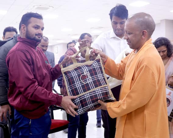 IN Pics: सिल्क्यारा सुरंग से बाहर निकले मजदूरों से सीएम योगी ने की मुलाकात, श्रमिकों को दिए गिफ्ट