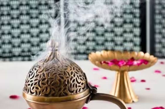 અઠવાડિયામાં એકવાર તમારા ઘરમાં ગૂગળનો ધુમાડો કરો, ગૂગળ એકદમ શુદ્ધ છે. ઘરનું વાતાવરણ શુદ્ધ થાય છે.