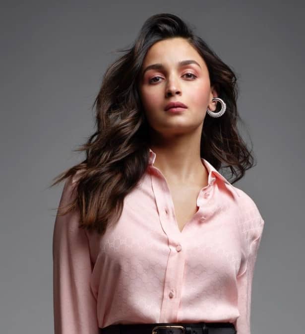 இன்ஸ்டாகிராமில் ஆக்டிவாக இருக்கும் ஆலியா பட், தனது மேக்-அப் டிப்ஸை ஒரு விடியோ மூலம் பகிர்ந்துள்ளார்.