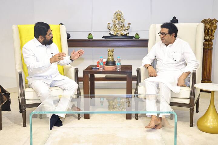 Raj Thackeray Meet CM:मनसे अध्यक्ष राज ठाकरे यांनी मुख्यमंत्री एकनाथ शिंदेंची वर्षा या निवासस्थानी जाऊन भेट घेतली. मागील काही दिवसांपासून मनसेने लावून धरलेल्या मुद्द्यांवरुन ही भेट झाल्याचं समजत आहे.