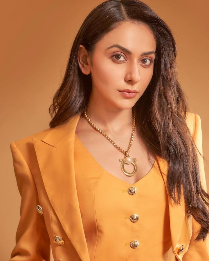The diva accessorised her ensemble with a colossal white pearl dangling from a gold chain.