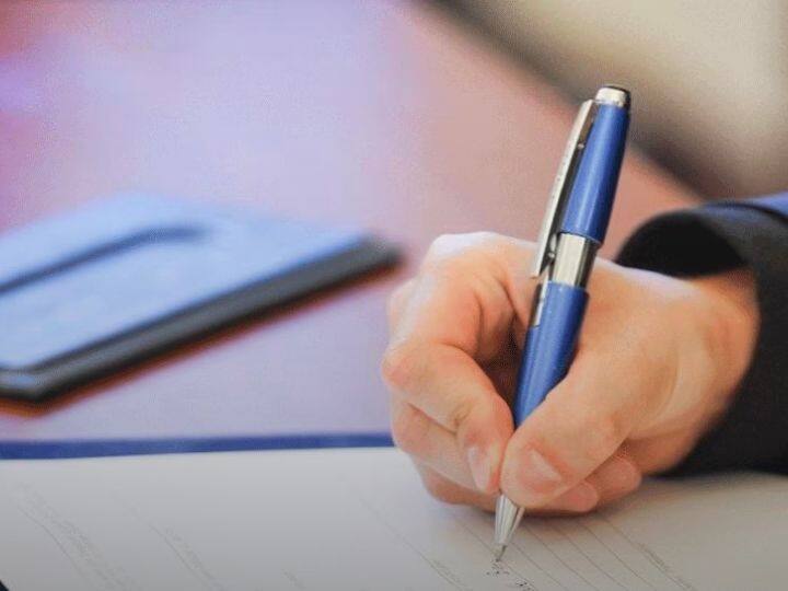 कलेक्टर की सीधी रिपोर्ट सरकारी हियरार्की में एडीएम से ऊपर होती है. वह शहर के विकास, विभिन्न सरकारी योजनाओं का प्रबंधन और वित्तीय प्रशासन को सुनिश्चित करते हैं. एडीएम भी महत्त्वपूर्ण कार्य करते हैं, जैसे कि कुशल तालिम, अनुशासनिक कार्यवाही, और कुशल प्रबंधन, लेकिन वे अपने प्रभाव की दृष्टि से कम होते हैं.