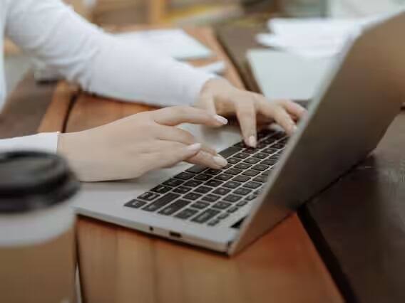 આ યોજના માટે અરજી કરવા માટે, તેની ઓફિશિયલ વેબસાઇટ mera.pmjay.gov.in પર લોગિન કરો.