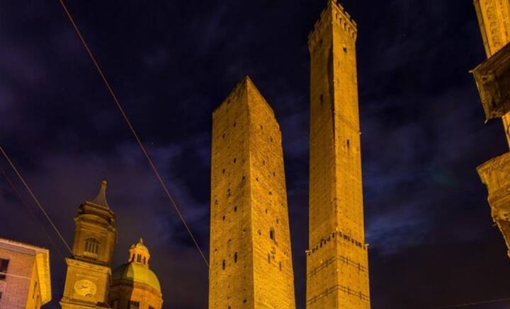 ২০১৯ সাল থেকে টাওয়ারটির উপর নজরদারি ছিল বিজ্ঞানীদের নিয়ে গঠিত একটি কমিটির। প্রাচীন টাওয়ারটির গায়ে সেন্সর বসান তাঁরা, যাতে একচুল হেলে পড়তে দেখলেও, তার হিসেব থাকে নখদর্পণে।