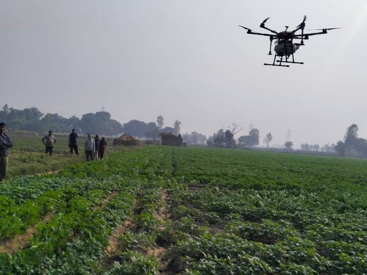 urea rained from the sky in the fields of Unnao farmers happy to see successful drone spraying trial ANN Unnao News: उन्नाव में खेतों में आसमान से बरसी यूरिया, ड्रोन से छिड़काव का ट्रायल सफल देख गदगद हुए किसान