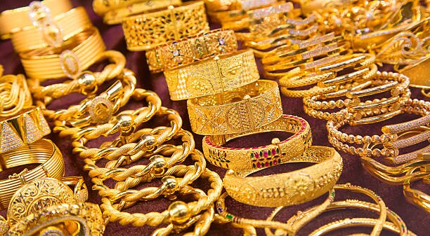 Gold Price Today : বিয়ের মরশুমে লাফিয়ে বাড়ছে সোনার দাম, চোখ রাখুন রেটচার্টে
