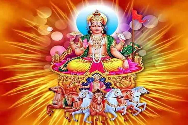 રવિવાર - રવિવારના દિવસે સૂર્ય ભગવાનની પૂજા શ્રેષ્ઠ માનવામાં આવે છે. દરરોજ સવારે સૂર્યને અર્ઘ્ય ચઢાવવું જોઈએ પરંતુ રવિવારે જળ અર્પિત કરવાથી વ્યક્તિનું માન, હિંમત અને ઉર્જા વધે છે. તાંબાના વાસણમાં પાણી, ફૂલ અને અક્ષત મૂકીને સૂર્યદેવને અર્પણ કરો.