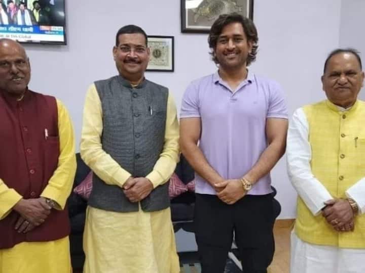 BJP Leaders Meet MS Dhoni Birsa Munda Airport in Ranchi Know Reason Jharkhand: क्या राजनीति में आएंगे MS धोनी? BJP के बड़े नेताओं से हुई मुलाकात