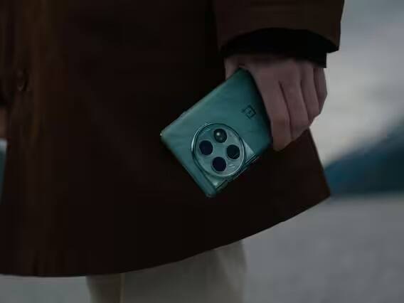 Oneplus 12: આ સ્માર્ટફોન ચીનમાં 5 ડિસેમ્બરે લૉન્ચ થશે અને નવા વર્ષમાં ભારતમાં એન્ટ્રી કરશે. જો લીક્સ પર વિશ્વાસ કરવામાં આવે તો આમાં Qualcomm ની લેટેસ્ટ ચિપસેટ, Snapdragon 8 Gen 3 SOC, 100 વૉટ ફાસ્ટ ચાર્જિંગ સાથે 5400 mAh બેટરી હોઈ શકે છે. આ ફોનમાં તમને વાયરલેસ ચાર્જિંગનો સપોર્ટ પણ મળશે.