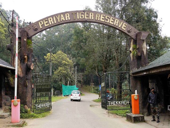 முல்லை பெரியாறு அணை நீர்த்தேக்க பகுதிக்கு செல்லும் வழி ( தேக்கடி, கேரளா)