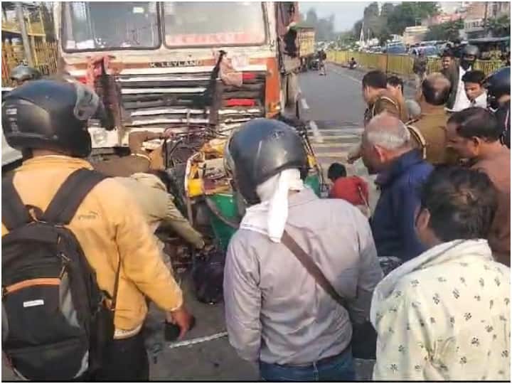 Agra Road Accident 5 people died in a horrific accident passengers Tempo hit by trucks ANN UP News: आगरा में भीषण सड़क हादसे में 6 लोगों की मौत, दो ट्रकों की चपेट में आया सवारियों से भरा टेंपो
