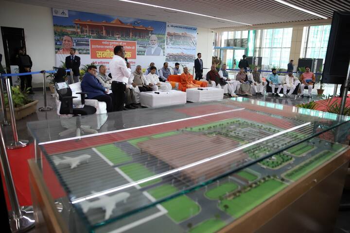 रामलला का दर्शन पूजन के बाद मुख्यमंत्री का काफिला हनुमानगढ़ी की ओर रवाना हो गया. हनुमानगढ़ी में भी मत्था टेककर मुख्यमंत्री योगी ने लोगों के कल्याण की कामना की.