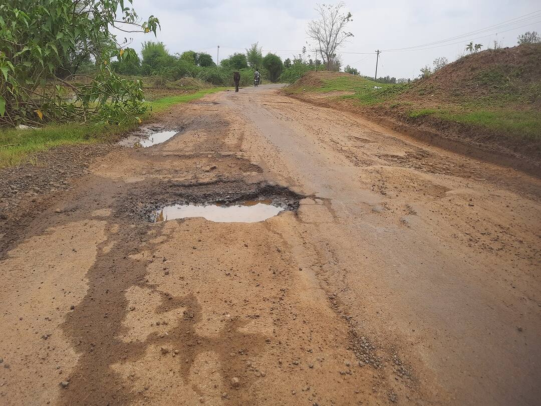 பள்ளம் படுகுழியாக மாறியுள்ள புதுகல்விராயன்பேட்டை - சித்திரக்குடி சாலை; சீரமைக்க மக்கள் வலியுறுத்தல்