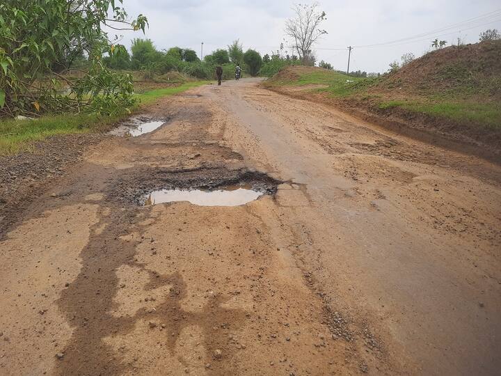 Thanjavur news Pudukalvirayanpet - Chitrakudi road  pothole Public want to repair TNN பள்ளம் படுகுழியாக மாறியுள்ள புதுகல்விராயன்பேட்டை - சித்திரக்குடி சாலை; சீரமைக்க மக்கள் வலியுறுத்தல்