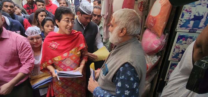 इसकी शुरुआत शुक्रवार को लक्ष्मी नगर से की गई, जहां आप के पर्यावरण मंत्री गोपाल राय ने कैम्पेन किया. इसी कड़ी में शनिवार को शिक्षा मंत्री आतिशी गोविंदपुरी इलाके में पहुंचीं.