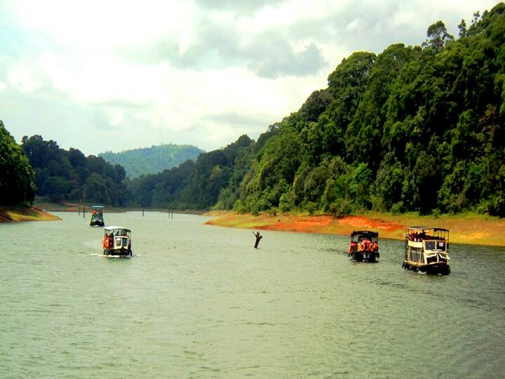 முல்லை பெரியாறு அணை நீர் தேக்கம் படகு சவாரி (தேக்கடி, கேரளா)