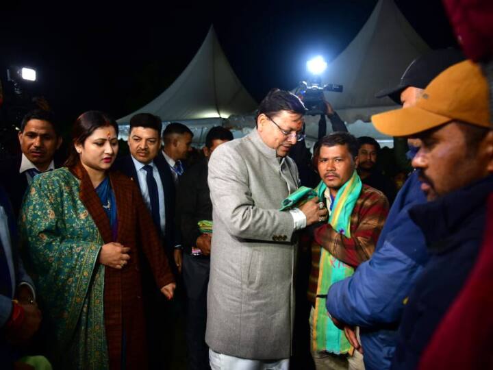 सिलक्यारा टनल से रेस्क्यू किए गये मजदूरों को उत्तराखंड के सीएम पुष्कर सिंह धामी ने रेस्क्यू ऑपरेशन के बाद सुरक्षित निकाले गये मजदूरों को रात्रि भोज दिया