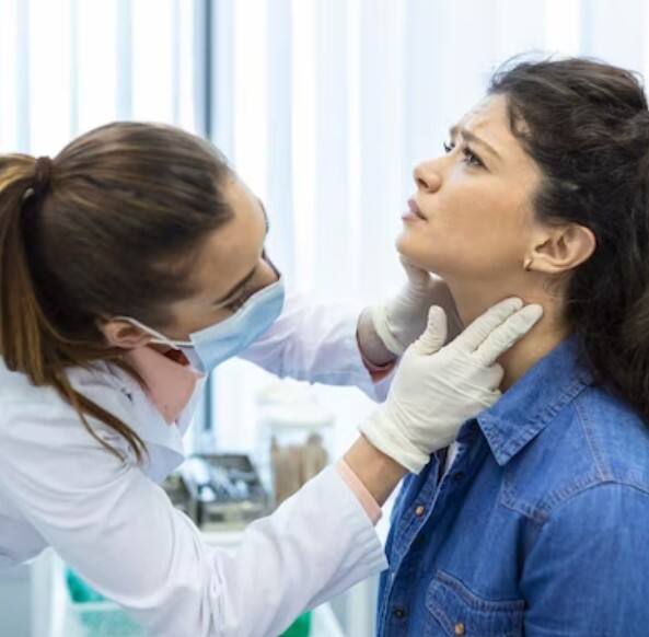 ਸਿਹਤ ਮਾਹਿਰਾਂ ਅਨੁਸਾਰ ਥਾਇਰਾਈਡ ਦੇ ਮਰੀਜ਼ਾਂ ਨੂੰ ਚੌਲ ਬਿਲਕੁਲ ਨਹੀਂ ਖਾਣੇ ਚਾਹੀਦੇ। ਜੇਕਰ ਤੁਸੀਂ ਚੌਲਾਂ ਦੇ ਸ਼ੌਕੀਨ ਹੋ ਅਤੇ ਤੁਹਾਨੂੰ ਥਾਇਰਾਇਡ ਦੀ ਬਿਮਾਰੀ ਹੈ ਤਾਂ ਤੁਹਾਨੂੰ ਸਫੇਦ ਚੌਲਾਂ ਦੀ ਬਜਾਏ ਬ੍ਰਾਊਨ ਰਾਈਸ ਖਾਣਾ ਚਾਹੀਦਾ ਹੈ। ਦਰਅਸਲ, ਥਾਇਰਾਇਡ ਵਿੱਚ ਚੌਲ ਖਾਣ ਦੀ ਮਨਾਹੀ ਹੈ ਕਿਉਂਕਿ ਚੌਲਾਂ ਵਿੱਚ ਗਲੂਟਨ ਪ੍ਰੋਟੀਨ ਹੁੰਦਾ ਹੈ। ਇਸ ਲਈ ਚੌਲ ਖਾਣਾ ਥਾਇਰਾਇਡ ਲਈ ਨੁਕਸਾਨਦੇਹ ਹੋ ਸਕਦਾ ਹੈ। ਗਲੂਟਨ ਇੱਕ ਪ੍ਰੋਟੀਨ ਹੈ ਜੋ ਸਰੀਰ ਵਿੱਚ ਮੌਜੂਦ ਐਂਟੀਬਾਡੀਜ਼ ਨੂੰ ਘਟਾਉਂਦਾ ਹੈ, ਜਿਸ ਨਾਲ ਥਾਈਰੋਕਸੀਨ ਹਾਰਮੋਨ ਦੀ ਸਮੱਸਿਆ ਹੋ ਸਕਦੀ ਹੈ।