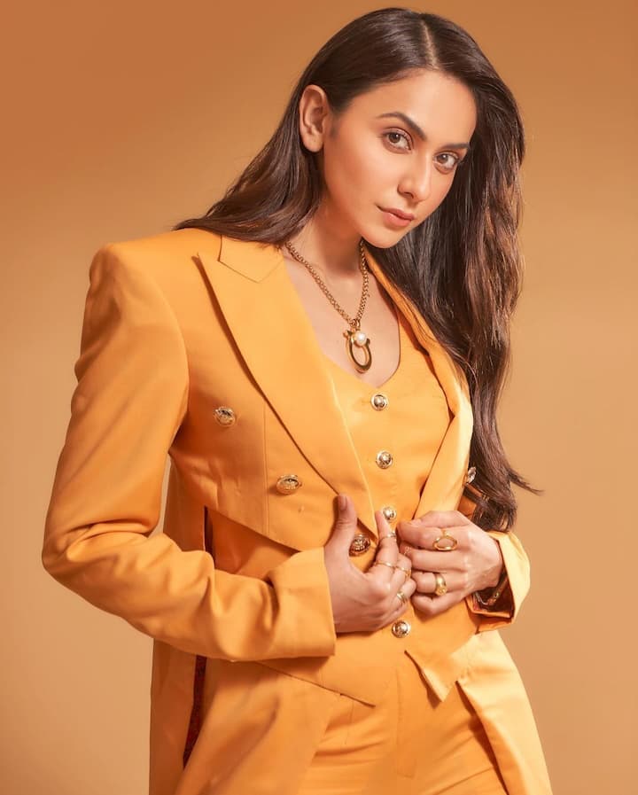 She left her beautiful brown hair open for a more chic look.