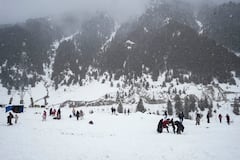 Jammu Kashmir Snowfall : ये हसीं वादियां... जम्मू काश्मीरमध्ये जोरदार बर्फवृष्टी! सर्वत्र बर्फाची चादर, पर्यटकांची गर्दी