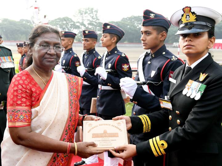 राष्ट्रपति ने मार्च करने वाले दल में शामिल महिला कैडेट के पहले बैच की भागीदारी की सराहना की. उन्होंने इसका ऐतिहासिक दिन बताया. उन्होंने कहा, ‘हमारी सेनाएं देश की एकता और अखंडता की भावना को नुकसान पहुंचाने की कोशिश करने वाली किसी भी बाहरी या आंतरिक स्थिति का सामना करने में पूरी तरह सक्षम और तैयार हैं.