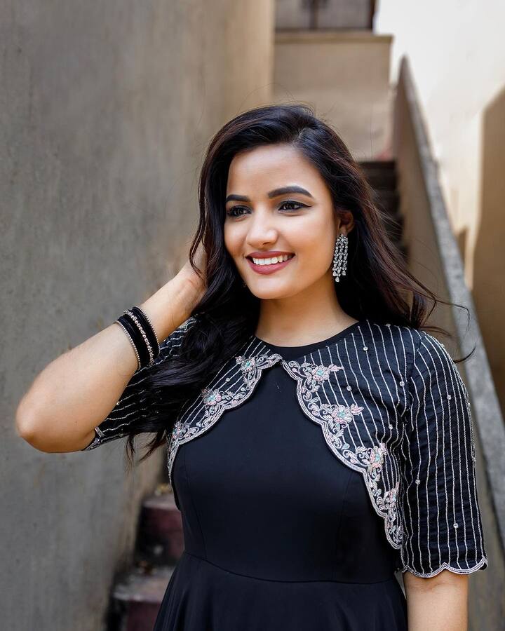 బిగ్ బాస్ సిరి కెరీర్ పరంగా దూసుకెళ్తోంది. సినిమాల్లోనూ, వెబ్ సిరీస్ లలోనూ దూసుకెళ్తోంది. (Image credit: Siri Hanumanthu/Instagram)