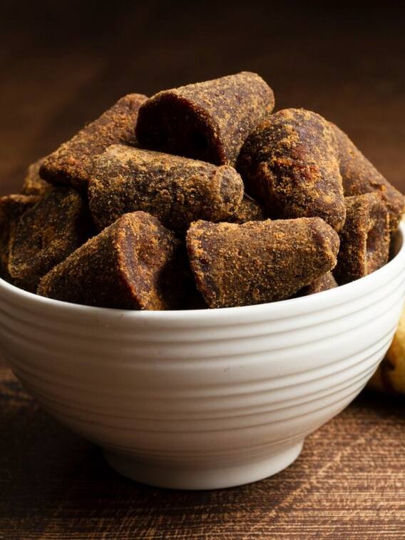 खाना खाने के बाद गुड़ खाने से मिलते हैं ये अनोखे फायदे