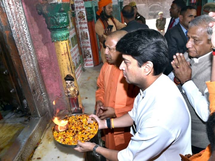 Yogi Adityanath Ayodhya Visit: आज एक बार फिर मुख्यमंत्री योगी आदित्यनाथ ने रामलला के चरणों में शीश नवाए. अयोध्या दौरे पर गए दो केंद्रीय मंत्रियों ने भी मुख्यमंत्री के साथ पूजा अर्चना की.