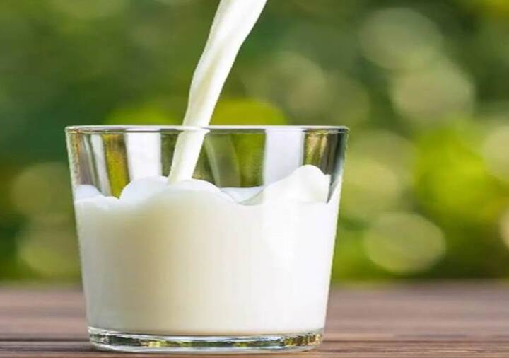 सध्याच्या काळात राज्यातील दूध उत्पादक शेतकरी अडचणीत सापडल्याचं चित्र दिसत आहे. कारण एकीकडं दिवसें दिवस दूध उत्पादनाचा खर्च वाढ आहे तर दुसरीकडं दुधाचे दर ( Milk Price) कमी होतायेत.