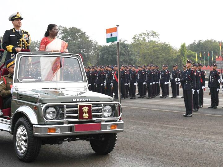 राष्ट्रपति द्रौपदी मुर्मू ने बृहस्पतिवार को पुणे के खडकवासला में राष्ट्रीय रक्षा अकादमी (एनडीए) के 145वें कोर्स की पासिंग आउट परेड का निरीक्षण किया