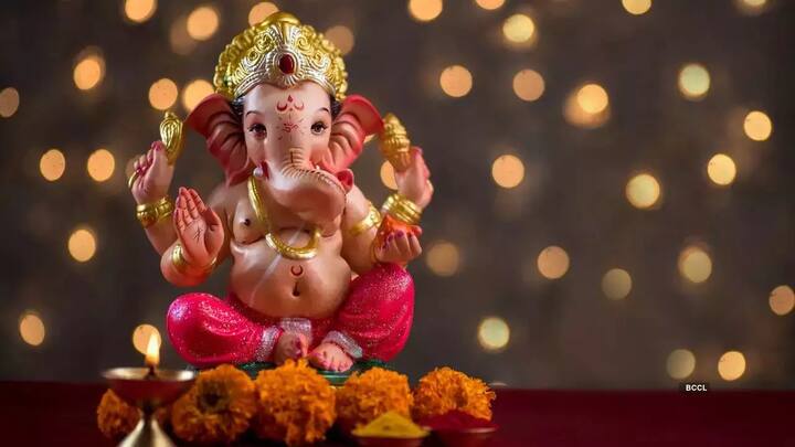 બુધવાર - બુધવાર ભગવાન ગણેશને સમર્પિત છે. બુધ ગ્રહને અનુકૂળ બનાવવા અને ભગવાન ગણેશની કૃપા મેળવવા માટે બુધવારે લીલા ચણાનું દાન કરો અને બાપ્પાને દુર્વા ચઢાવો. આમ કરવાથી બુદ્ધિ અને જ્ઞાન વધે છે. વાણી સુધરે છે. શુભ કાર્યો કોઈપણ અવરોધ વિના પૂર્ણ થાય છે. સ્વાસ્થ્યનો લાભ મળે છે.