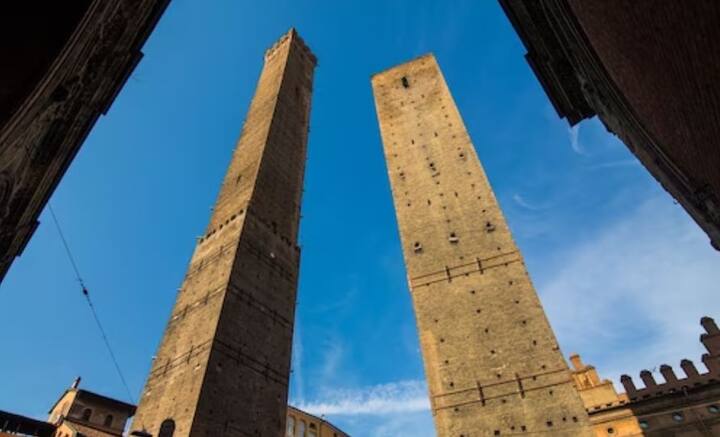 কমতে কমতে বর্তমানে ১৫০ ফুট উঁচু গারিজেন্দা টাওয়ারটি। ১১০৯ থেকে ১১১৯ সালের মধ্যে সেটি নির্মিত হয়েছিল। ১৪ শতক থেকেই সেটি হেলতে শুরু করে। মাটির উপর উল্লম্ব ভাবে দাঁড়িয়ে থাকলেও, ৪ ডিগ্রি হেলে রয়েছে সেটি। সেই তুলনায় পিসার টাওয়ারটি হেলে রয়েছে ৫ ডিগ্রি।