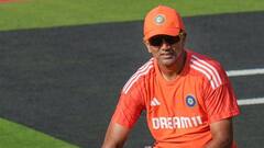 মাটির মানুষ দ্রাবিড়! কংক্রিটের সিটে বসেই দেখলেন ছেলের খেলা