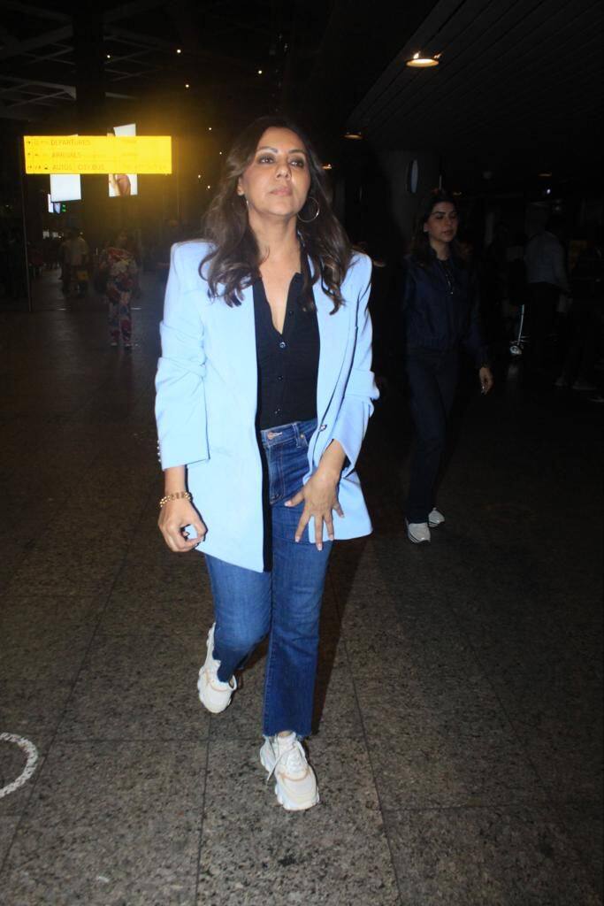 गौरी खान को मुंबई एयरपोर्ट पर देखते ही पैपराजी उनके पीछे पीछे भाग पड़े. इसकी कई सारी तस्वीरें सोशल मीडिया सामने आई हैं.