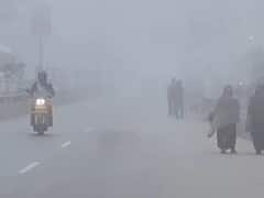 Varanasi News: कोहरे की सफेद चादर में ढका बनारस, वाहनों की रफ्तार हुई धीमी, दिन में जली हेडलाइट, देखें तस्वीरें