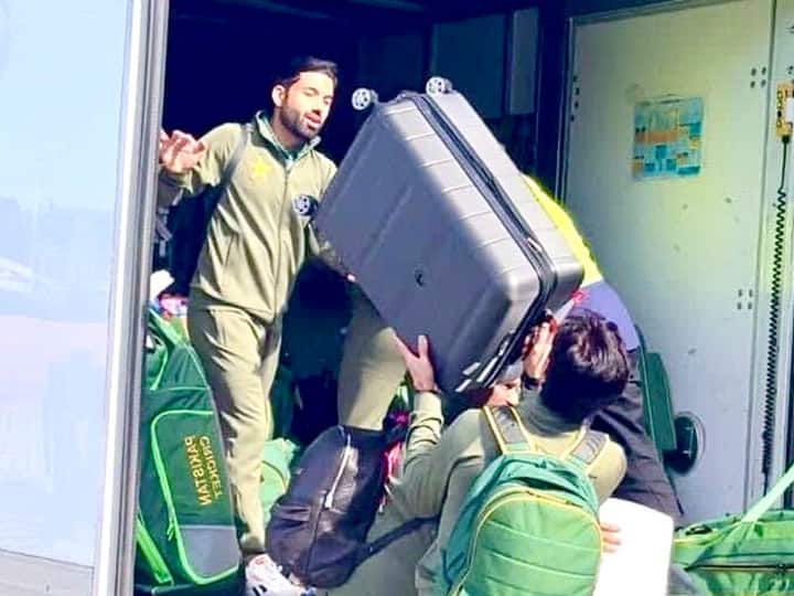 Pakistan cricket team player seen loading their luggage in truck by himself at Syndney airport in Australia PAK vs AUS Test series Watch: ऑस्ट्रेलिया एयरपोर्ट पर दिखा गज़ब नज़ारा! मोहम्मद रिज़वान सहित पाकिस्तानी खिलाड़ियों ने ट्रक में खुद लोड किया सामान 
