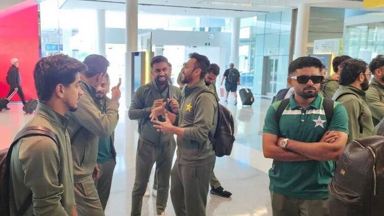 Pakistan team arrives in Australia, Babar Azam and co had to carry their own bags, video goes viral AUS vs PAK: বিমানবন্দরে নেই কোনও আধিকারিক, অস্ট্রেলিয়ায় পৌঁছে বাধ্য হয়ে নিজেরাই ব্যাগ বইলেন পাক তারকারা