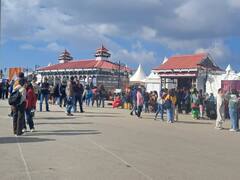 In Pics: पहाड़ों की रानी शिमला में पर्यटकों की भारी भीड़, सुहावने मौसम का मजा ले रहे सैलानी