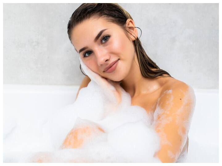 .नहाने के लिए पानी का टेंपरेचर न बहुत ज्यादा गर्म और न ही बहुत ज्यादा ठंडा होना चाहिए. अधिक गर्म पानी से हमारी त्वचा और शरीर को नुकसान पहुंच सकता है.