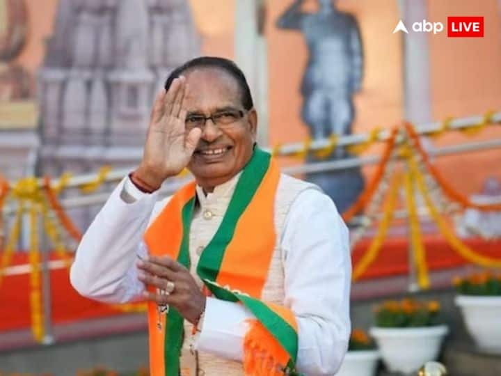 कुंभ राशि वालों में आत्मविश्वास बहुत ज्यादा होता है. कुंभ राशि के स्वामी शनि देव हैं. ऐसे लोग बहुत आगे जाते हैं. इनके स्वभाव में कभी0-कभी कठोरता भी देखते को मिलती है.कुंभ राशि वाले बहुत मेहनती होते हैं. एक बार जिस काम को करने की ठान लें उसको पूरा करके छोड़ते हैं.