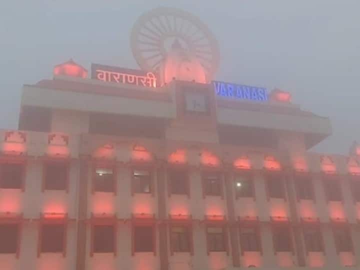 कोहरा इतना घना था कि आसपास की भी वस्तु दिखाई नहीं दे रही थी. विजिबिलिटी बेहद कम रही.