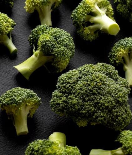 ਬਰੋਕਲੀ ਇੱਕ ਕਿਸਮ ਦੀ ਕਰੂਸੀਫੇਰਸ ਸਬਜ਼ੀ ਹੈ, ਜਿਸ ਵਿੱਚ ਕਈ ਤਰ੍ਹਾਂ ਦੇ ਐਂਟੀਆਕਸੀਡੈਂਟ ਪਾਏ ਜਾਂਦੇ ਹਨ। ਇਹ ਸਾਰੇ ਕੈਂਸਰ ਪੈਦਾ ਕਰਨ ਵਾਲੇ ਸੈੱਲਾਂ ਨੂੰ ਖਰਾਬ ਹੋਣ ਤੋਂ ਰੋਕਣ ਦਾ ਕੰਮ ਕਰਦੇ ਹਨ। ਇਸ ਨਾਲ ਕੈਂਸਰ ਦਾ ਖਤਰਾ ਘੱਟ ਹੋ ਜਾਂਦਾ ਹੈ।